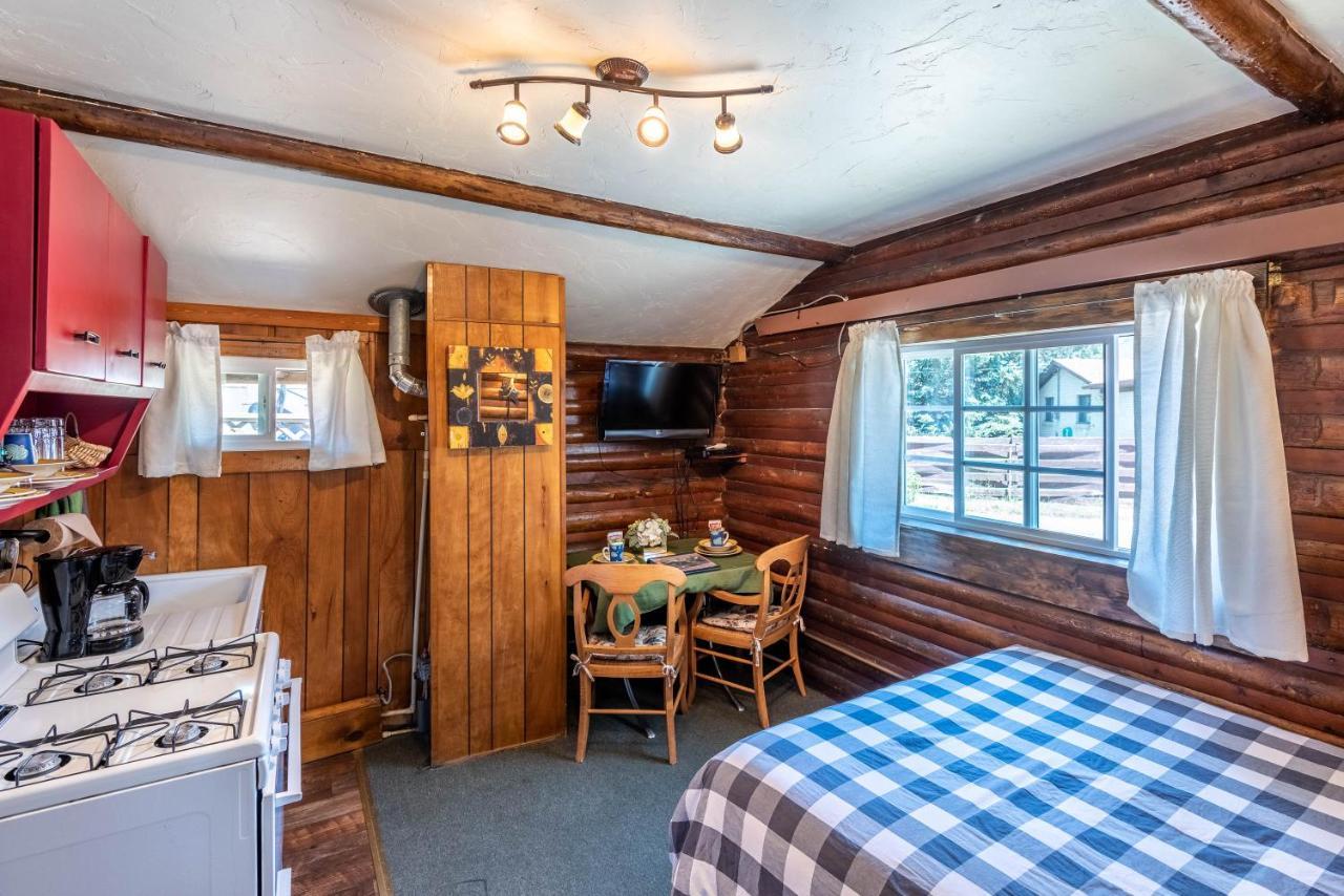 Log Cabin Motel Pinedale Exterior photo